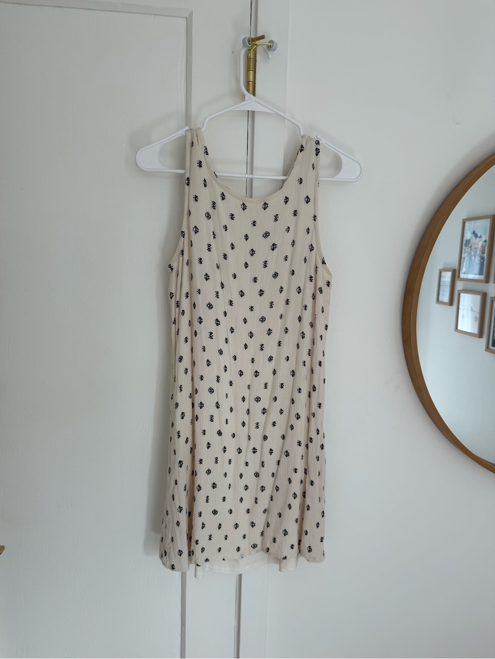 Women’s Cream Sleeveless Floral Shift Dress